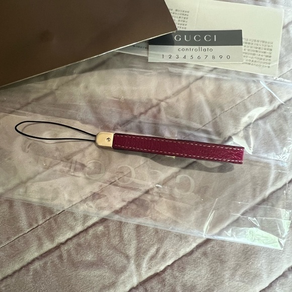 Gucci leather berry mini cell phone strap, key fob - Picture 3 of 4